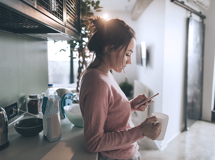 Image Woman Phone Kitchen